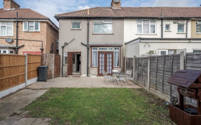 Lovely 4-bedroom House Near Romford Station