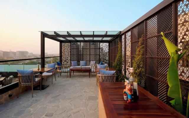 Iris Sarovar Portico