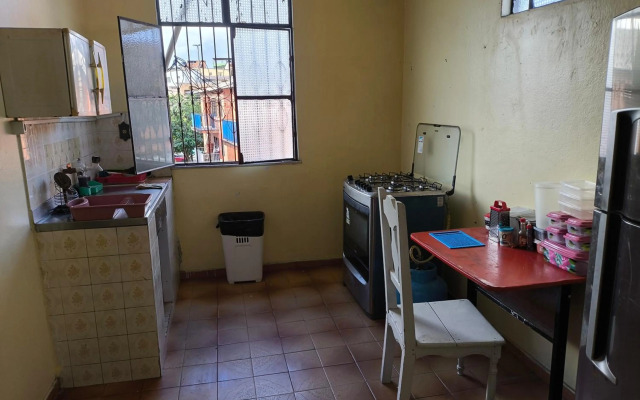 Casa grande em área central, bem iluminada e vent.