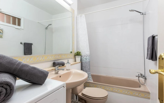 M4F Sweet Apartment Close to the Beach