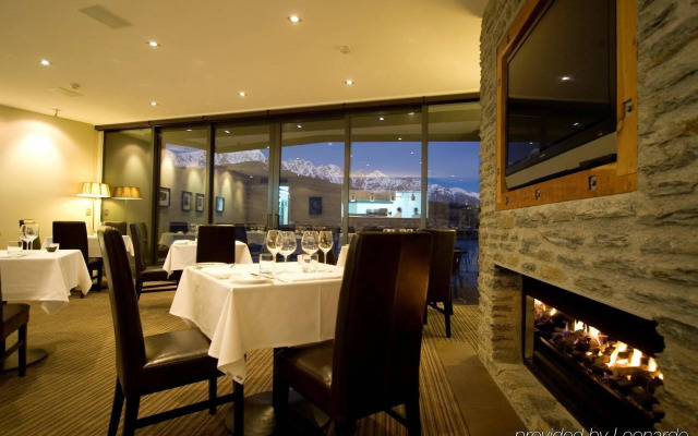 The Rees Hotel, Luxury Apartments & Lakeside Residences