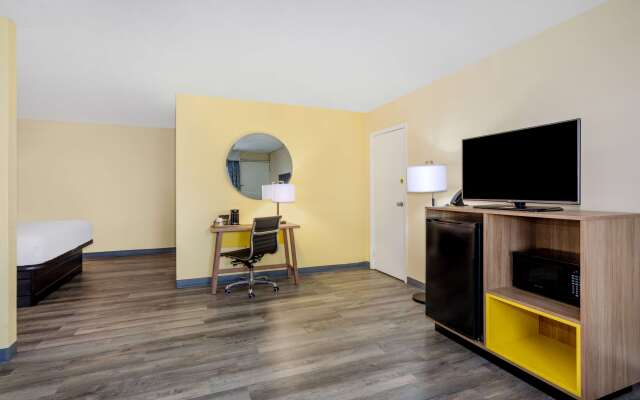 Days Inn & Suites by Wyndham Clovis