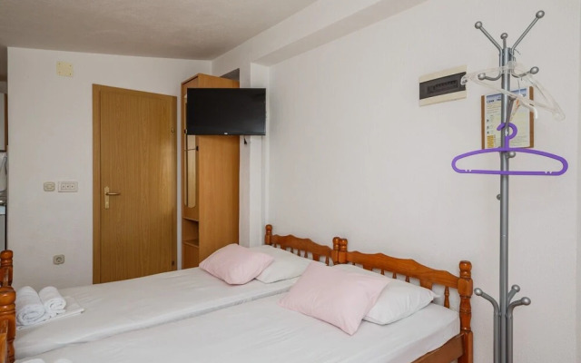 Milica - Parking and Garden - SA3 Donji