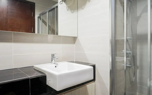 Relax and Comfy with Pool View @ Studio West Vista Apartment