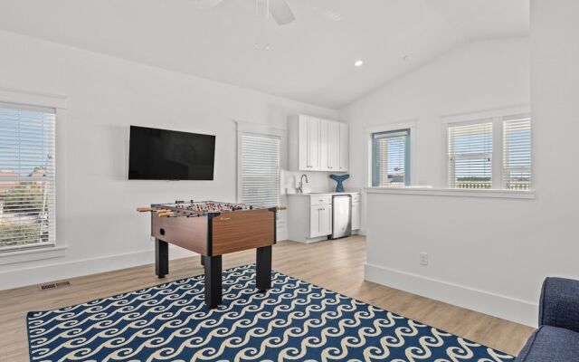 Spectacular 3br 4ba w/ Private Pool, 2 Min Walk to Beach - Sleeps 15!