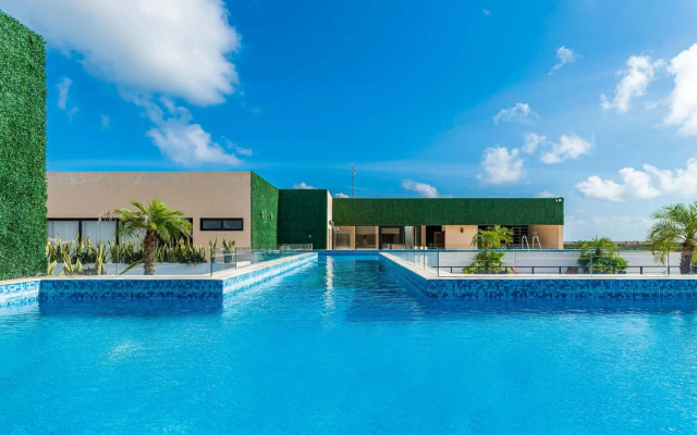 Ultra Luxury Condo, Rooftop Pool and HIGH SECURITY, Viva Residence