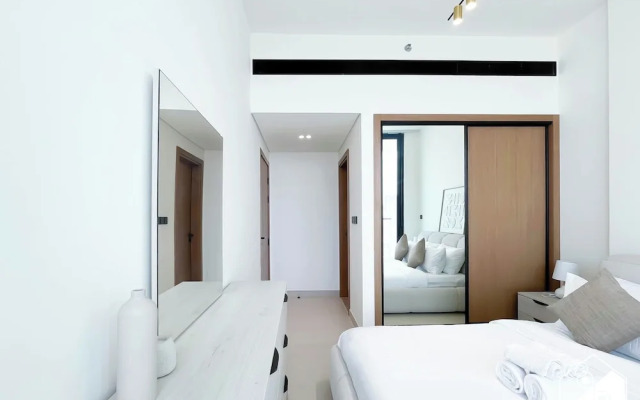 Luxury & Comfort 1B at Binghatti Amber & Balcony