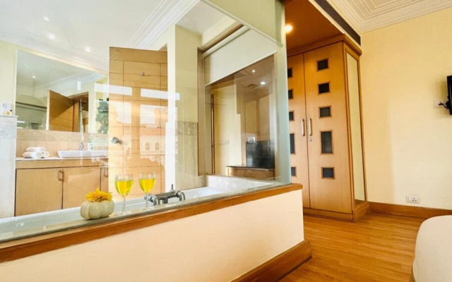 BluO 3BHK - DLF Galleria | BathTub, Balcony