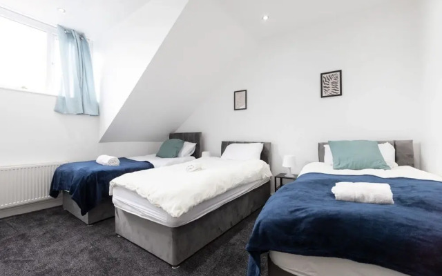 Leeds Retreat - 4BR House, Sleeps 10