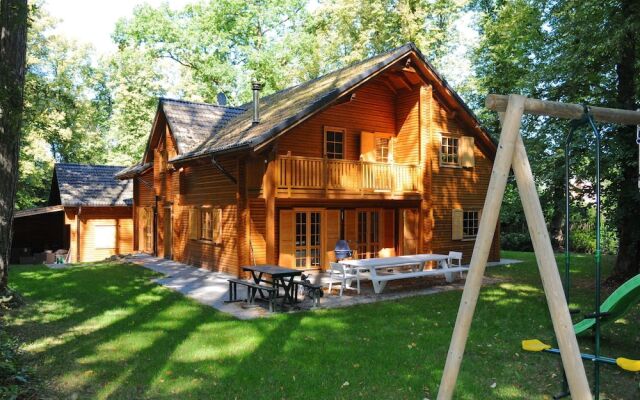 Spacious Chalet Located at Bomal with Jacuzzi And Garden Parlour