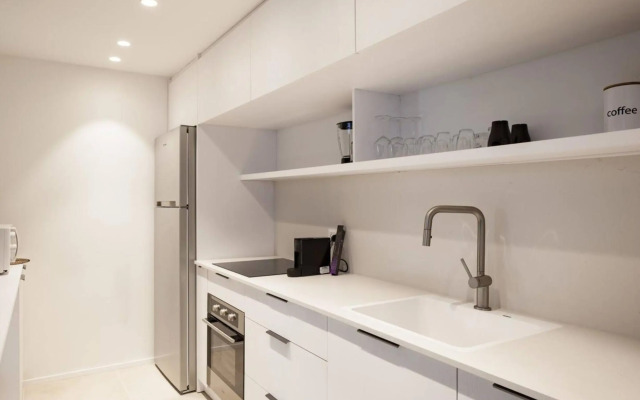 Renovated Large 3Rm Apartment 5 Min From The Beach