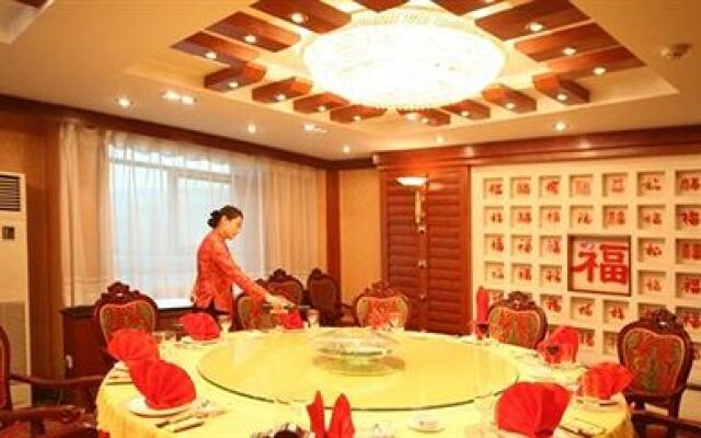 Pingliang Longdong Pearl Hotel (Gansu Medical College TiYu Park)