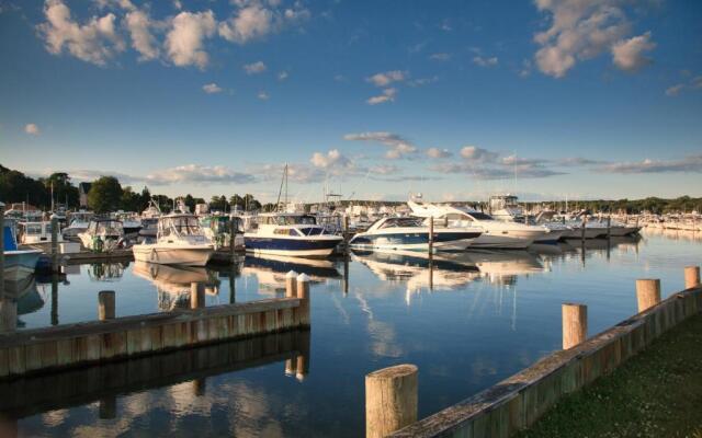 Inn at Harbor Hill Marina