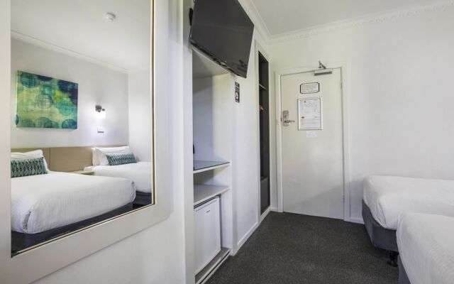 Skyways Hotel Airport West