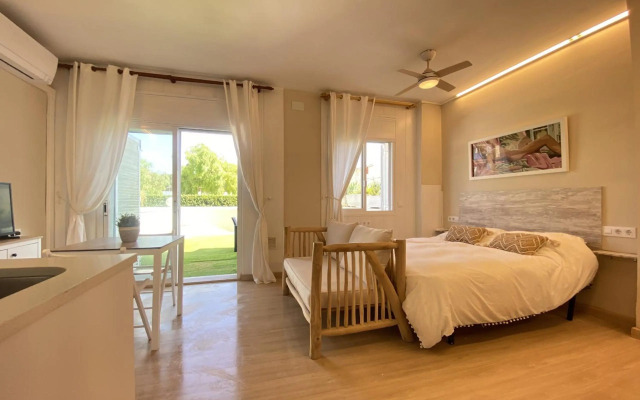 R126 Beachfront Apartment Sant Salvador