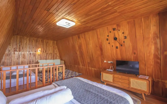 Emerald Cabin Dieng