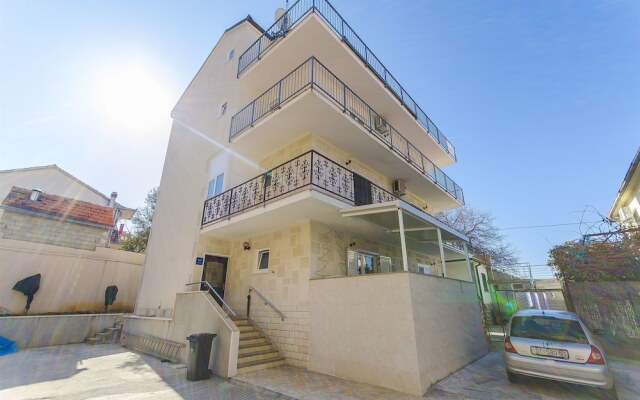 Apartments and Rooms Iva