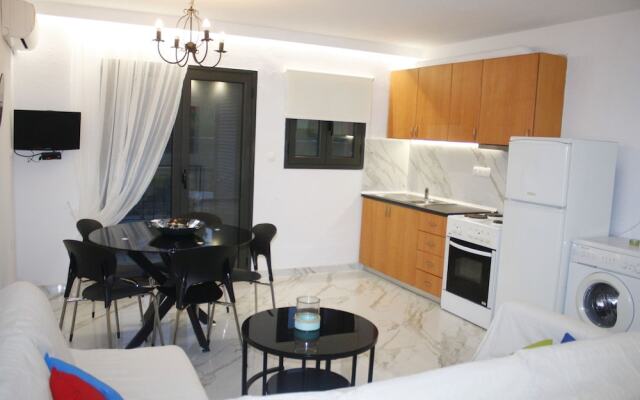 Salonikiou Beach Deluxe Apartments