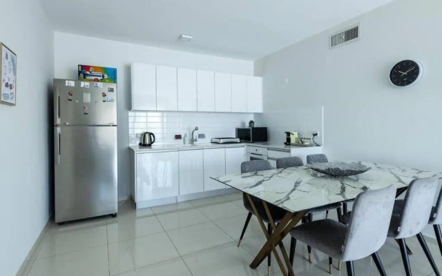 Pool side luxury suite at Royal Park-New Listing