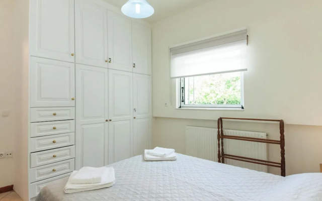 Deluxe 3 Bd House near Lagonisi w Garden