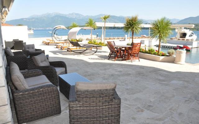 Adeona apartments - On the beach