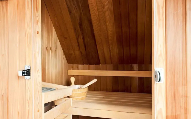 Bungalow in Friesland With Private Spa & Sloop