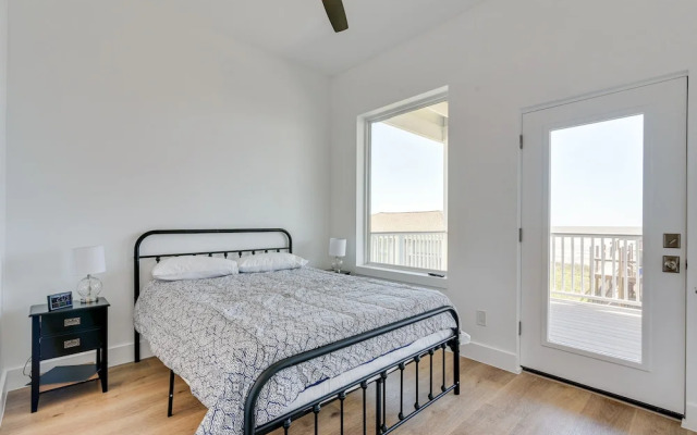 Modern Galveston Vacation Rental: Steps to Beach!