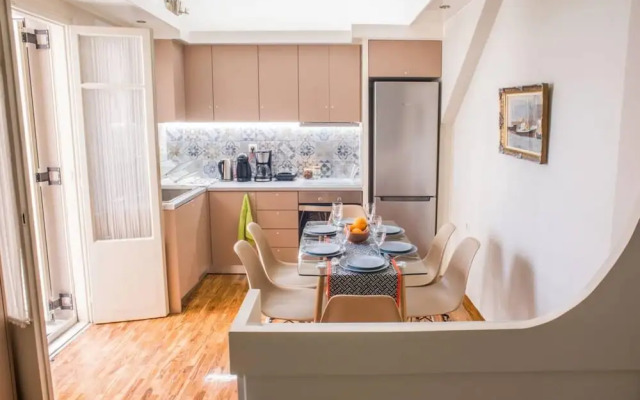 Modern Clean Apartment w h Balcony Near Metro, Athens
