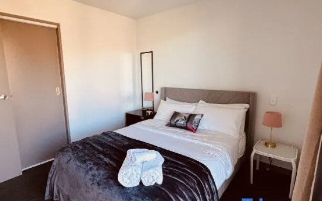 Queenstown's Modern Lake View Luxury Apartment