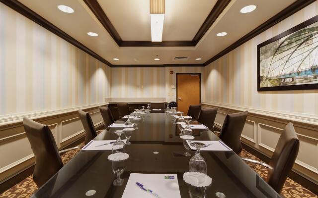 Holiday Inn Express Hotel & Suites Warwick-Providence (Arpt) by IHG