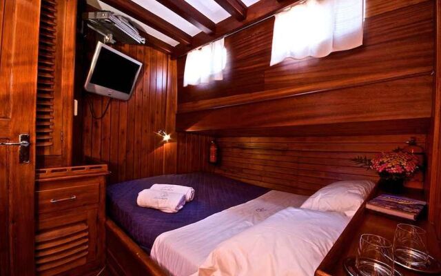 Plaghia Charter Boat&Breakfast