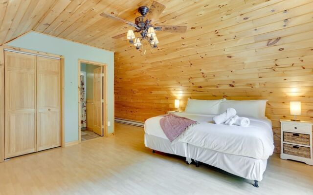 Pocono Dog-Friendly Home on River