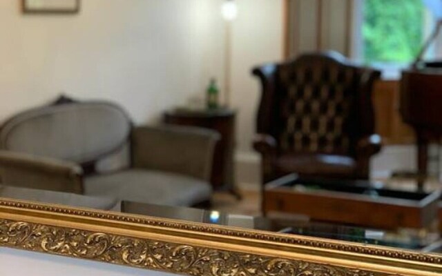 Oakshaw Apartment - Elegant Rustic Apartment in City Centre