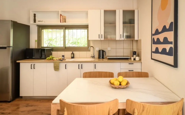 Pet-friendly 2BR Apt & Kitchen