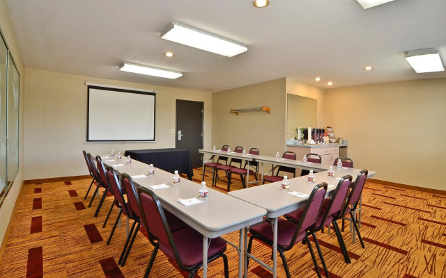 Clackamas Inn & Suites