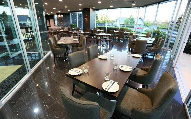 Springfield Lakes Boutique Hotel