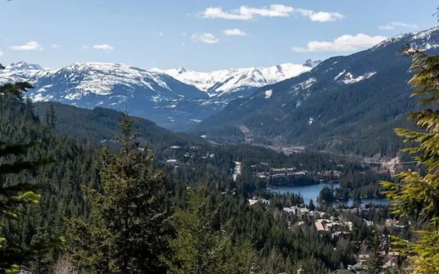 Creekside 2 Bedroom With Incredible Mountain Views