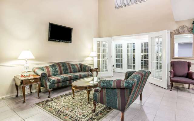 Super 8 by Wyndham Clinton