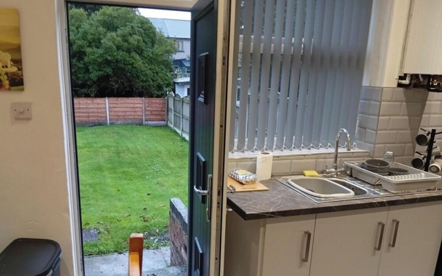 3 Bed House Sleeps 5 - On-site Parking - Smart TVs