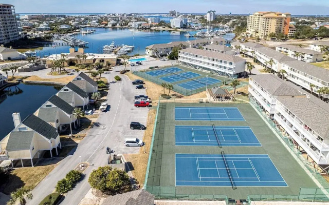 8226 is an upstairs pet friendly studio located in Sandpiper Cove by RedAwning