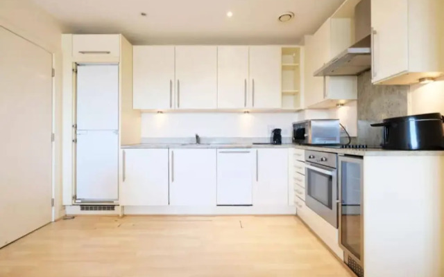 Bright and Spacious 2-bedroom Flat, Sleeps 4