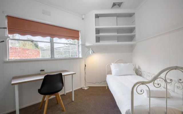 Lots Love Life Garden View Amazing Five Bedrooms – Guest Rooms – Melbourne