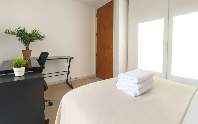 Spacious 3 Bedroom Flat in Kensington