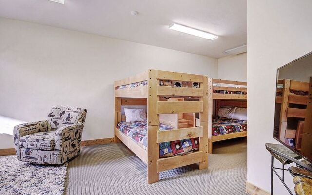 Dunkin Hill Lodge 5 Bedroom Home by RedAwning