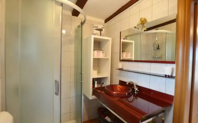 Golden and Green Acres Holiday Home With Pool and Sauna