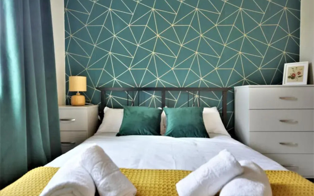 Manchester Townhouse by BEVOLVE - 4 bedrooms - Free Parking