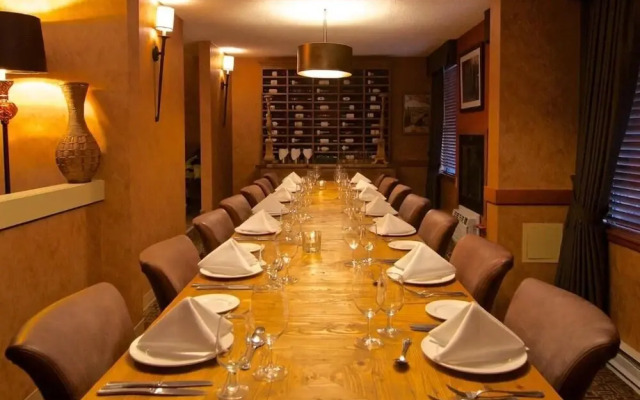 Mountain Side Hotel Whistler by Executive