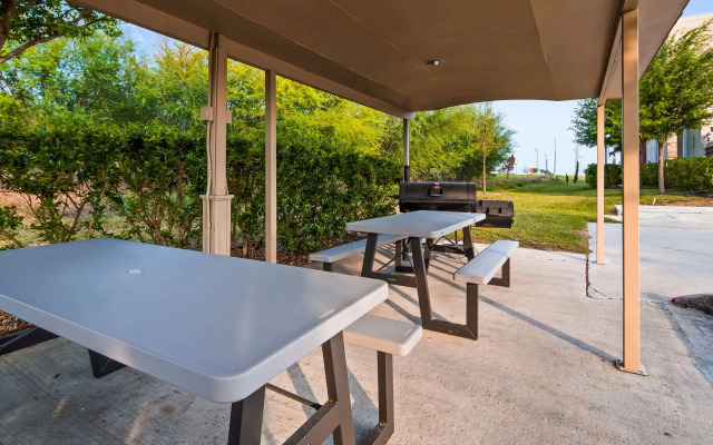 Best Western Plus Kenedy Inn