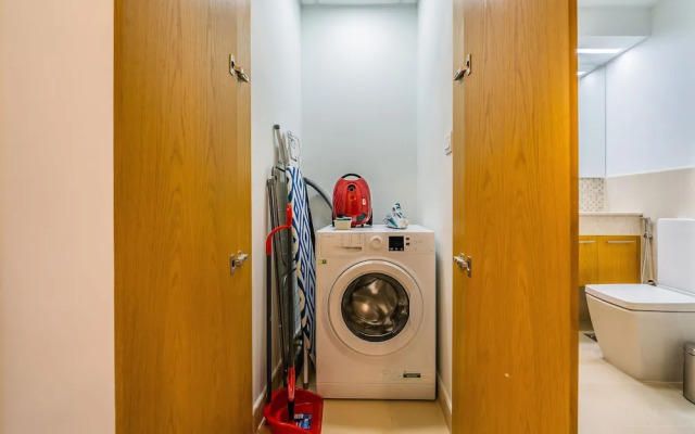 Monty Holiday Home - Serene & Modern Apartment With Burj Khalifa View