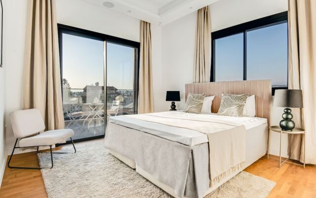 Sanders Crystal 1 - Large 4-bdr Penthouse With Shared Pool